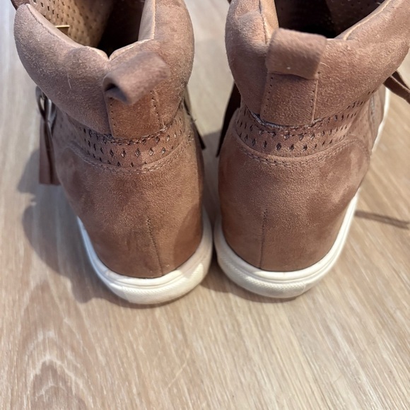 Madden Girl Brown Perforated Wedge Sneakers Ankle Boots – Size 8.5M - Picture 5 of 8